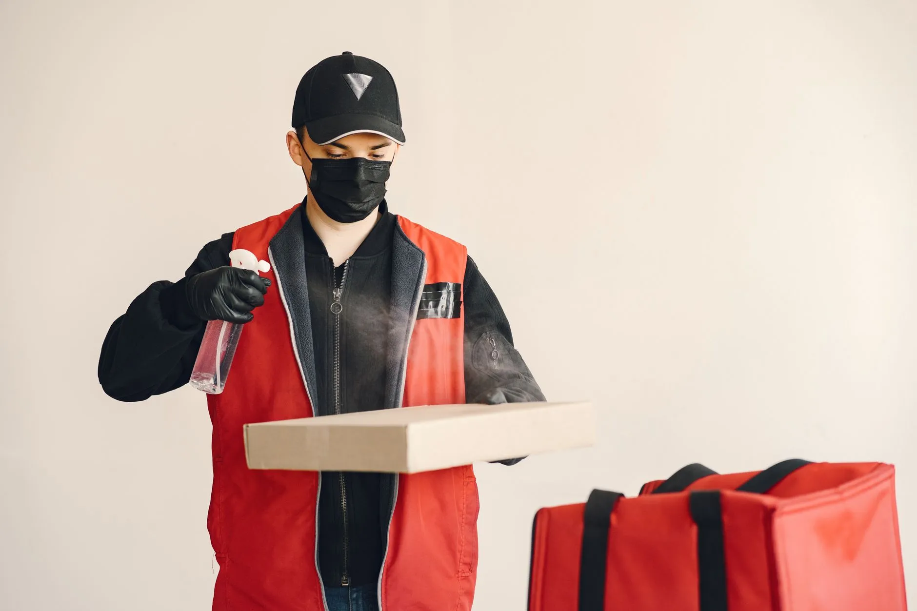 2025年厨具餐具材质创新趋势与清洁用品适配方案解析
